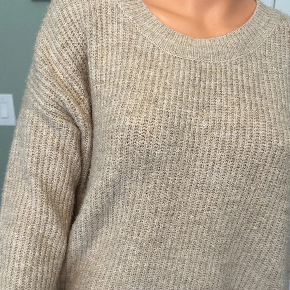Cozy Beige Crewneck Women's Sweater No tag - Picture 4 of 6